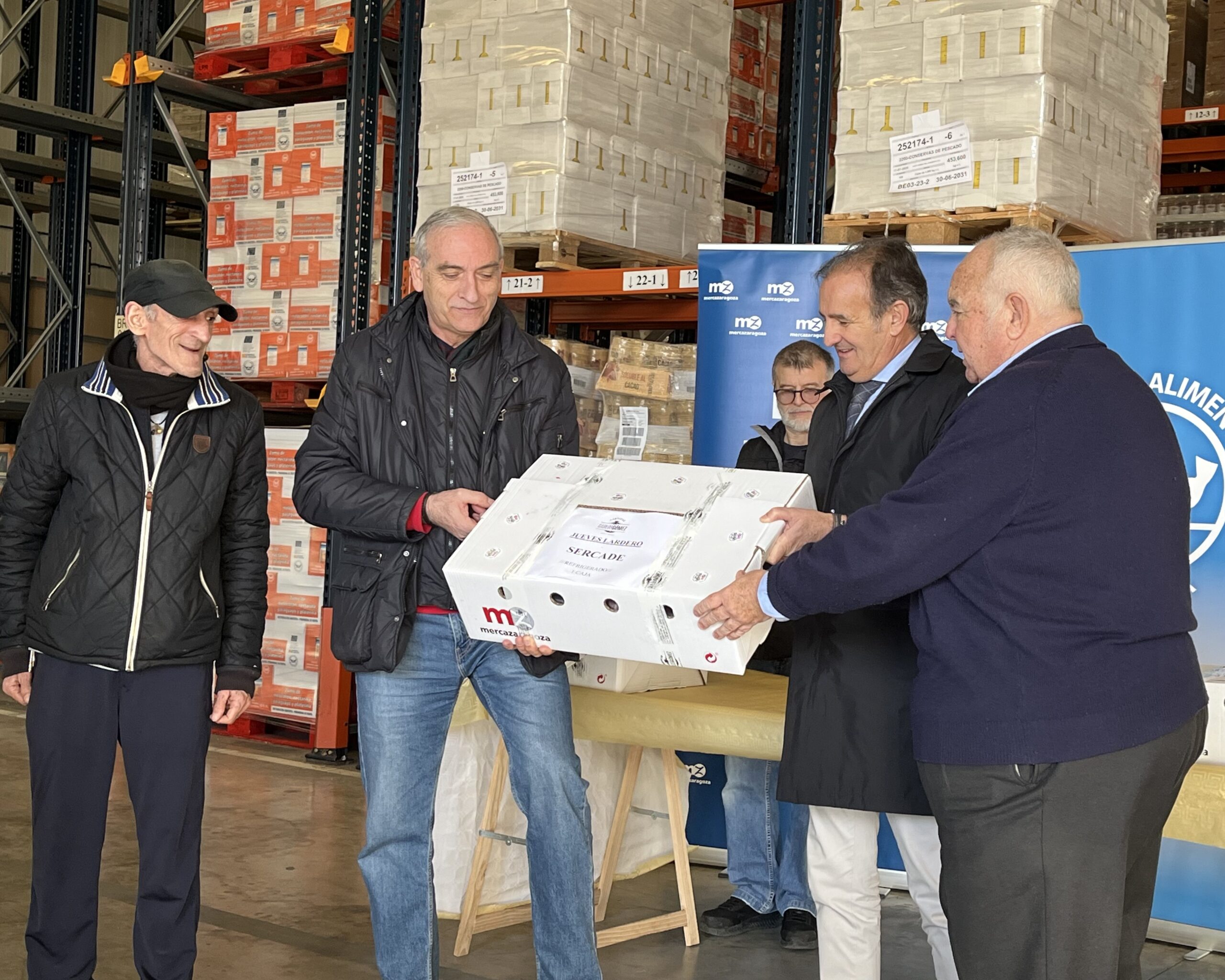 Autoridades obsequiando las longanizas a entidades beneficiarias.